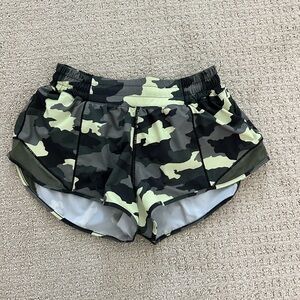 Lululemon Hotty Hot Low-Rise lined short 2.5”